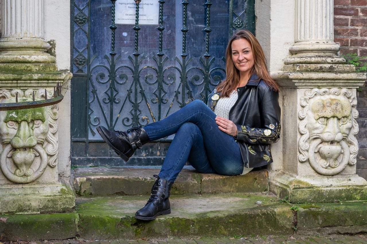 Marieke Koene buiten, trainer en coach voor teams in bouw en techniek