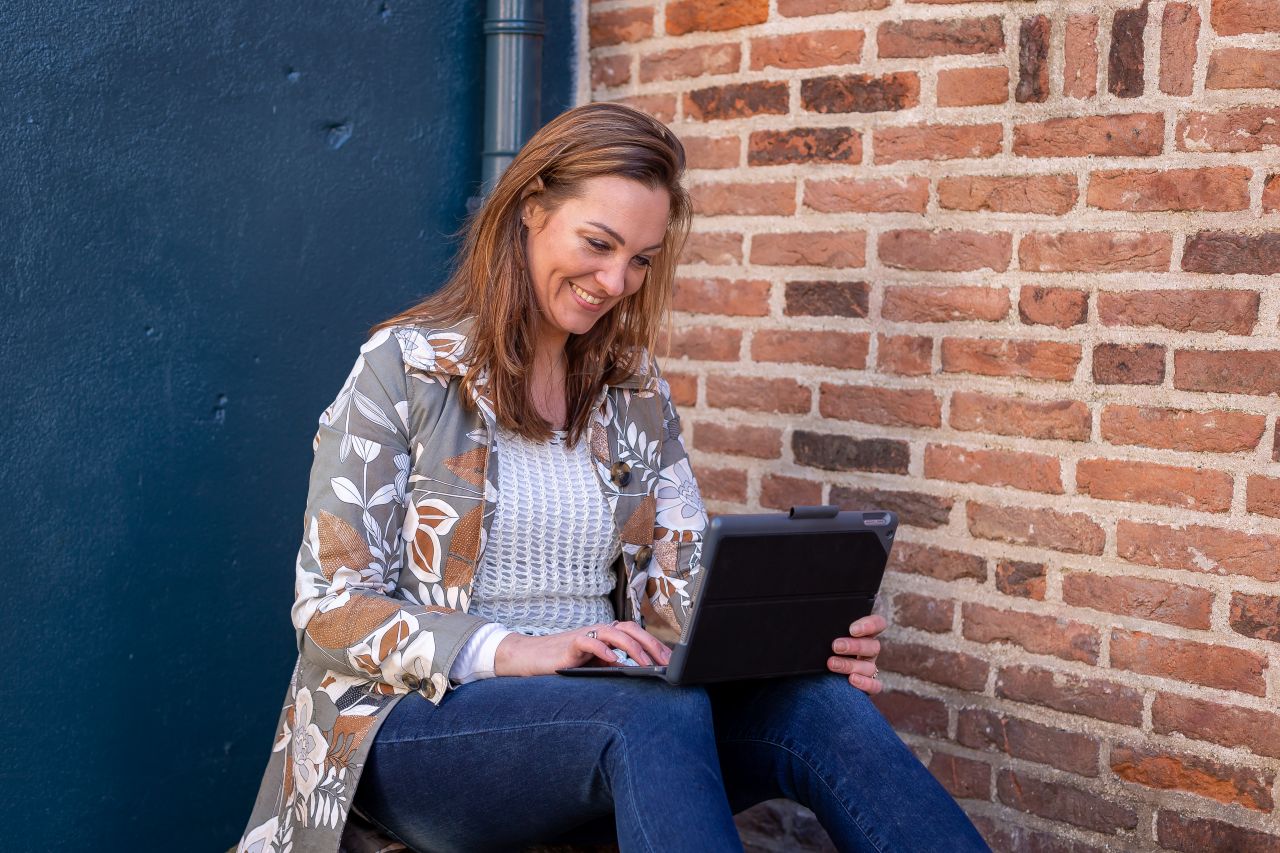 Marieke Koene met tablet, coach en trainer voor bouw en techniek